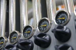 Przełączniki ciśnienia w systemach przemysłowych – klucz do efektywnego zarządzania procesami